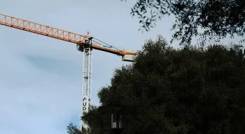 Dois trabalhadores mortos em queda de grua em Belas
