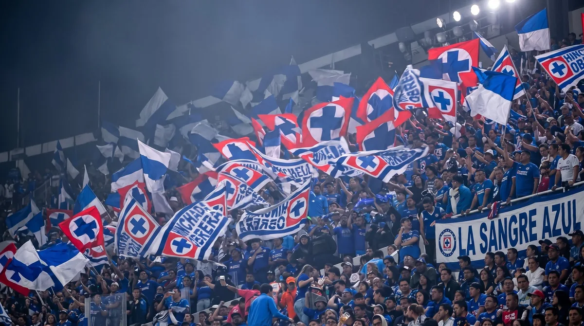 Porra de Cruz Azul arma fiesta de XV años para burlarse de Pumas y enciende la rivalidad: “Tu casa es mi casa”