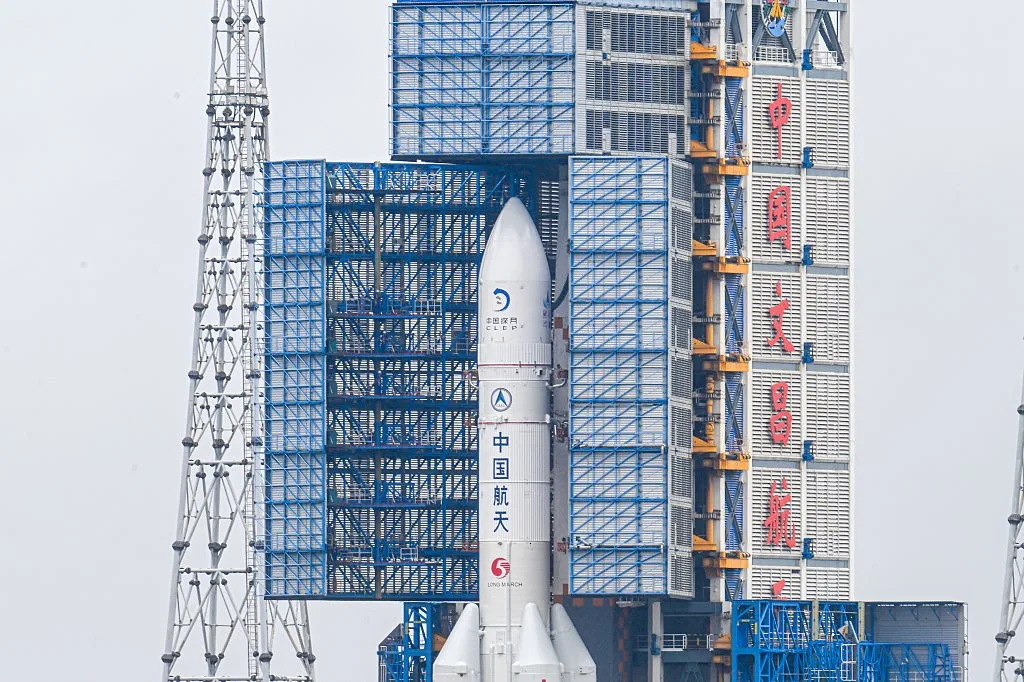A missão chinesa que busca gelo em uma das regiões mais frias da Lua