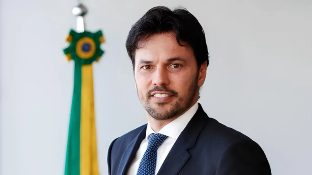 Ministro de Bolsonaro, marido de Patrícia Abravanel e ‘íntimo’ de Vorcaro: quem é Fábio Faria citado cerca de 40 vezes em relatório da PF sobre o banqueiro