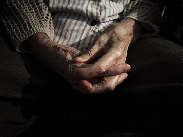 Servidoras de abrigo são afastadas após denúncias de ameaças e violência contra idosos