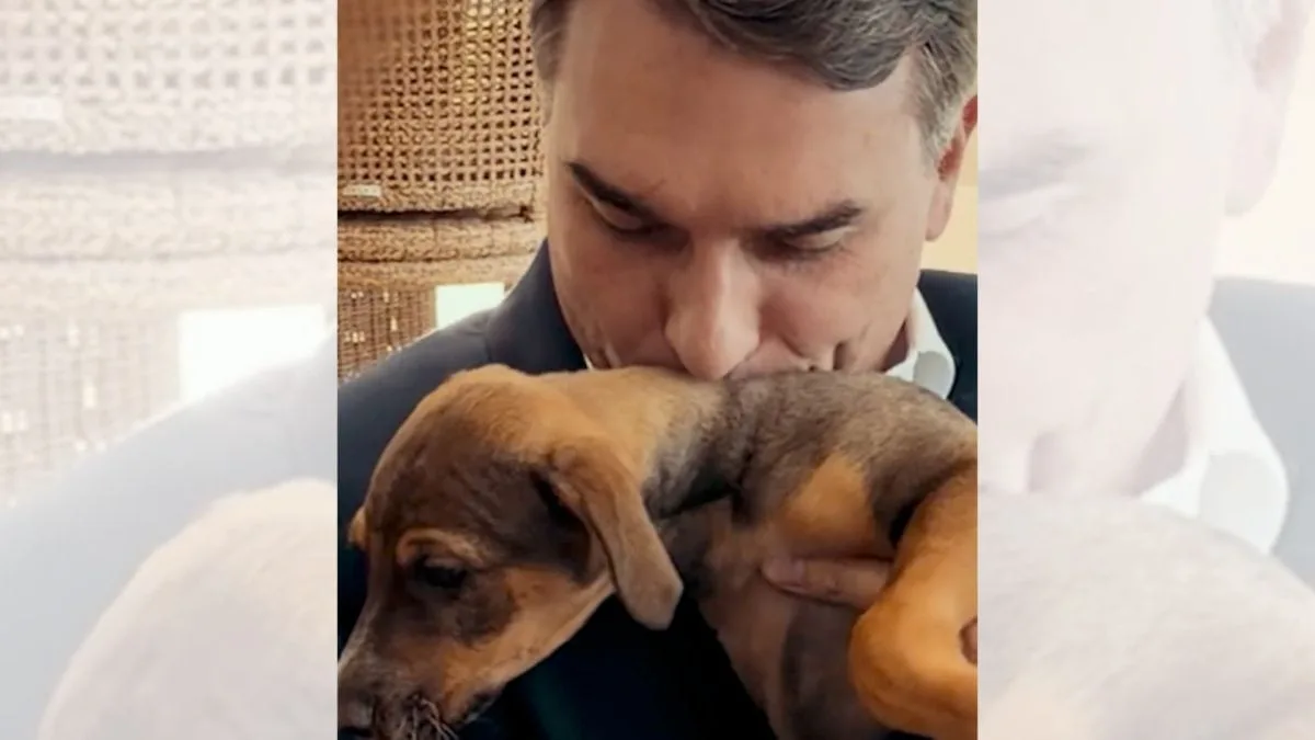 Flávio dá nome de “Chiquinho” a cachorro que ganhou em ato no RJ