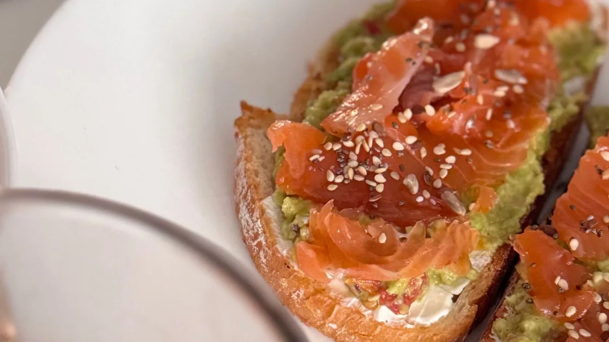 Los nutricionistas recomiendan: "La mejor merienda no lleva pan ni embutidos, sino tostadas con salmón ahumado"