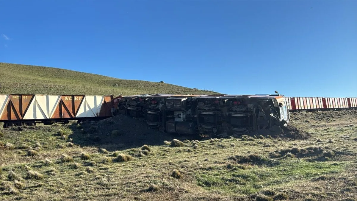 Una locomotora y tres vagones con 600 toneladas de carbón descarrilaron cuando iban al puerto