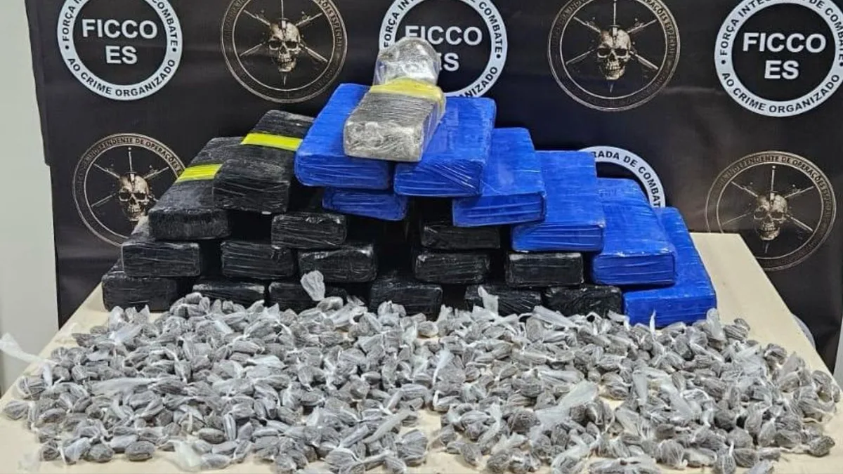 Operação mira grupo que escondia drogas em tonel em manguezal de Cariacica