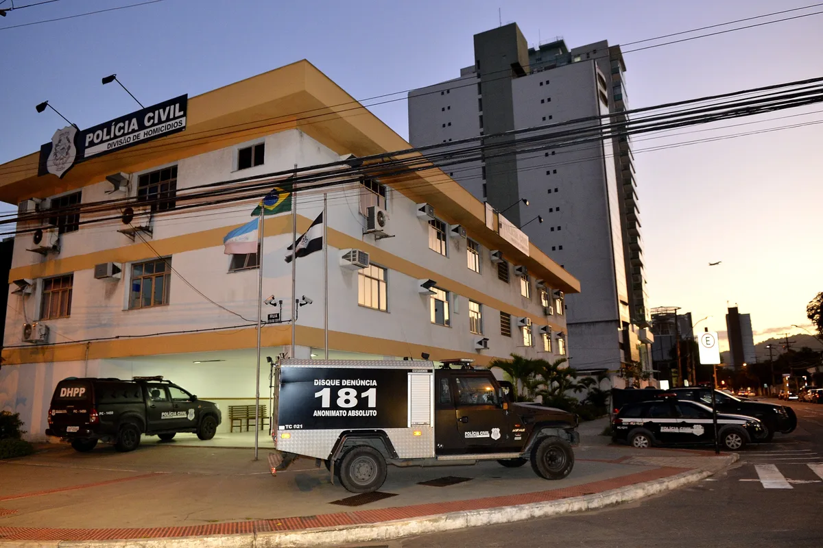 Homem é baleado 9 vezes e morre após caminhar até PA em Cariacica; dois suspeitos são presos