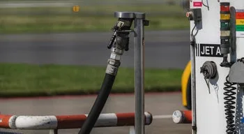 Escassez de combustível já afeta abastecimento na aviação