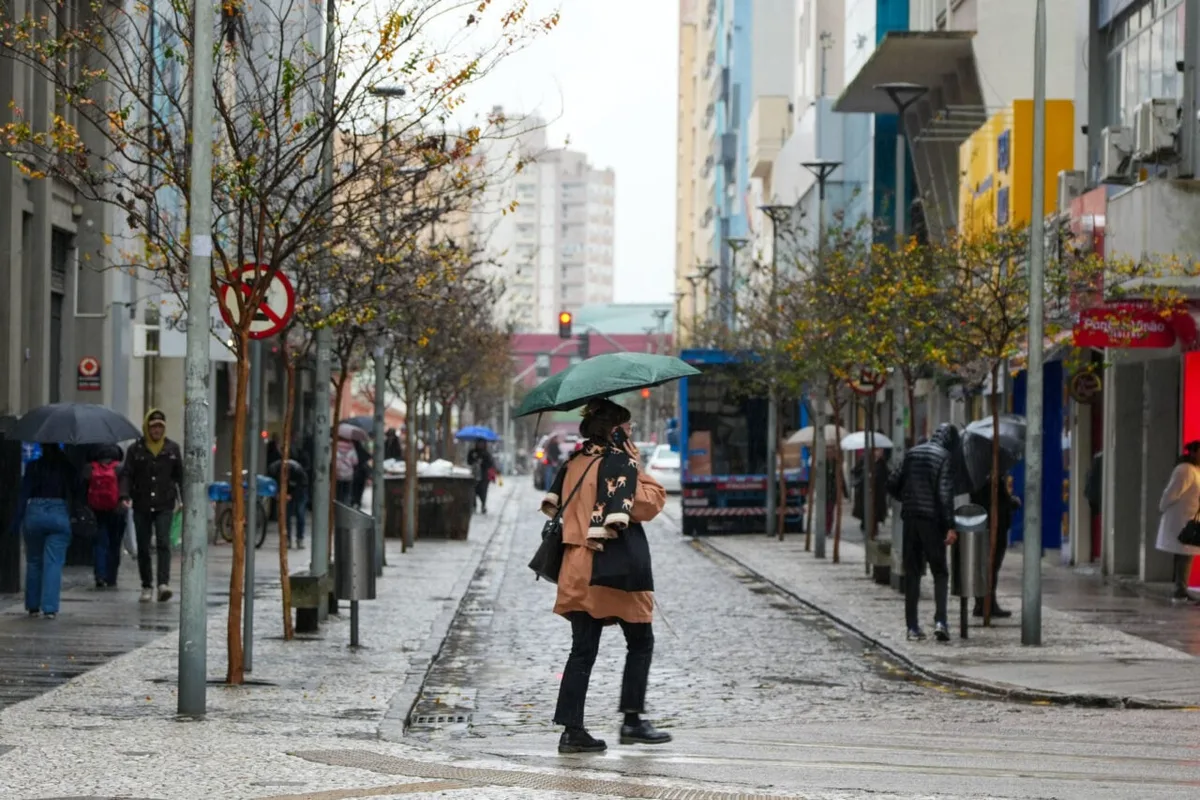 Com mínima de 9°C, semana promete ser de chuvas mais fracas e frio mais intenso em Curitiba
