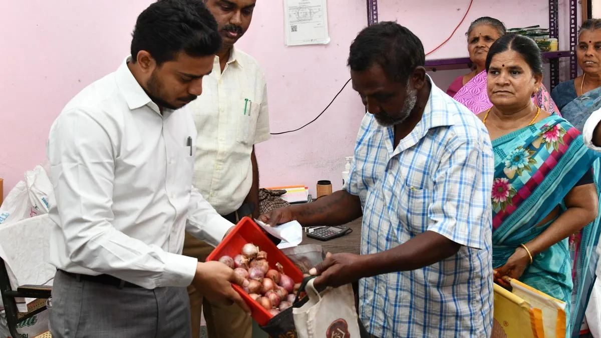 Onion supply at subsidised price for family cardholders initiated in Coimbatore, Tiruppur districts