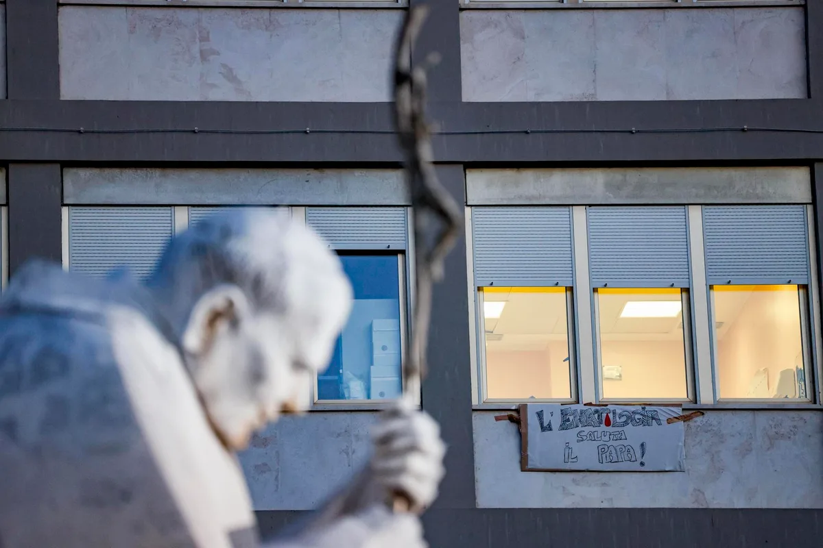 El papa León XIV continúa su convalecencia: Pasó bien la noche, se levantó y desayunó