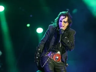 Un détail glissé sur la pochette de cet album d’Alice Cooper provoque un scandale et lui offre une publicité gratuite