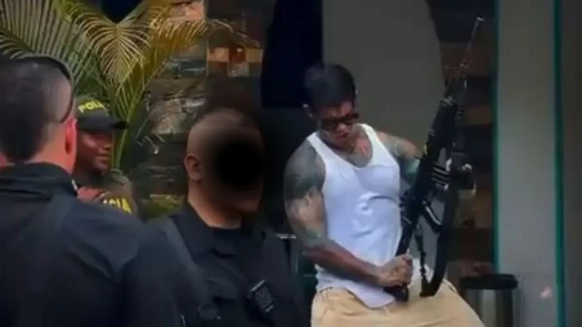 Yeferson Cossio es cuestionado por aparecer con arma de la Policía durante ayudas humanitarias en el Chocó