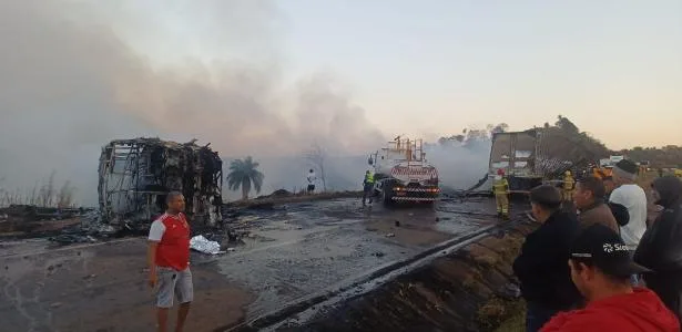 Acidente com caminhão e ônibus deixa dois mortos e mais de 20 feridos em MG