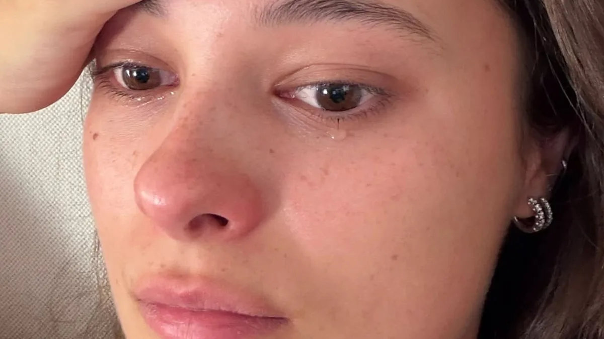 Manuela Sánchez rompe a llorar al ver el documental de su padre, Alejandro Sanz, y descubrir su lado más íntimo: "Se me va a salir el alma"