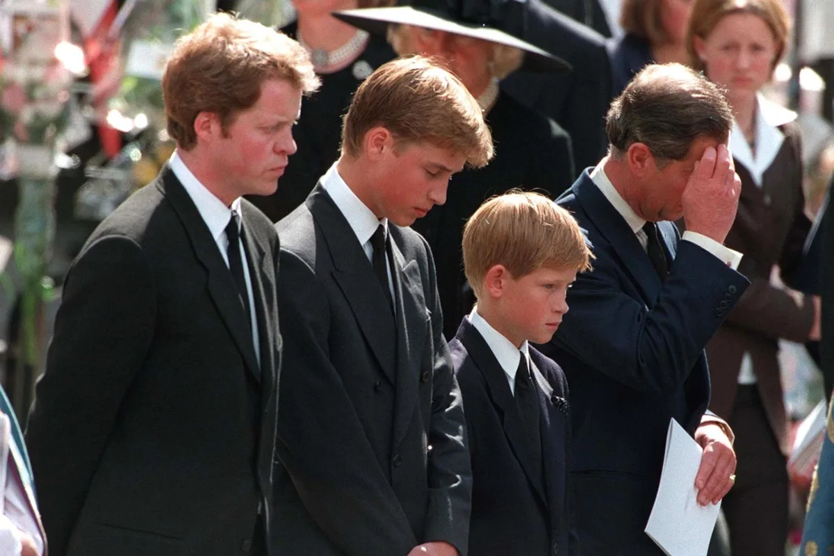 Charles parecia "muito feliz" após morte de Diana, diz irmão da princesa