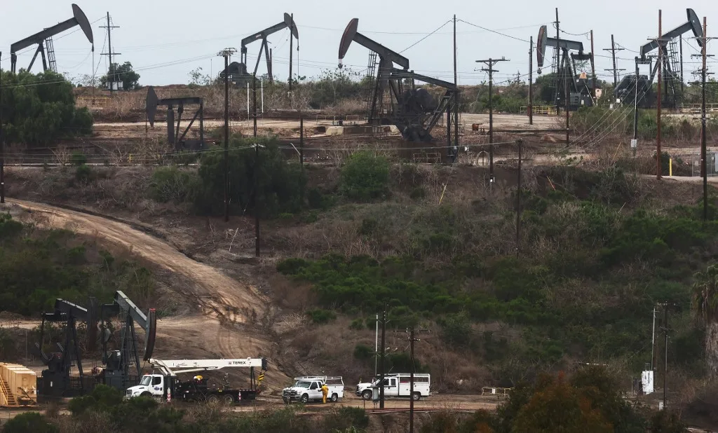 El barril de brent rompe cinco sesiones al alza y cae un 2,81 %, hasta los 104,61 dólares