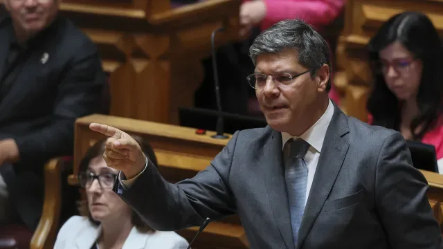 PS pede audição de Pinto Luz por suspeitas de conflito de interesses
