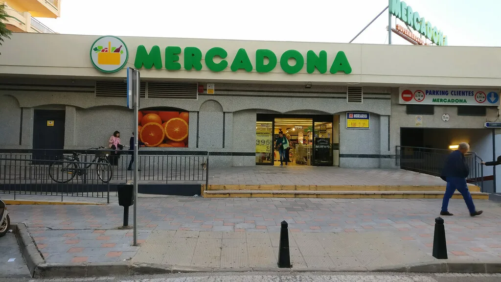 Mercadona siguió con un detective a un trabajador de Albacete de baja que cuidaba a su hija enferma y después lo despidió: la Justicia obliga a readmitirlo