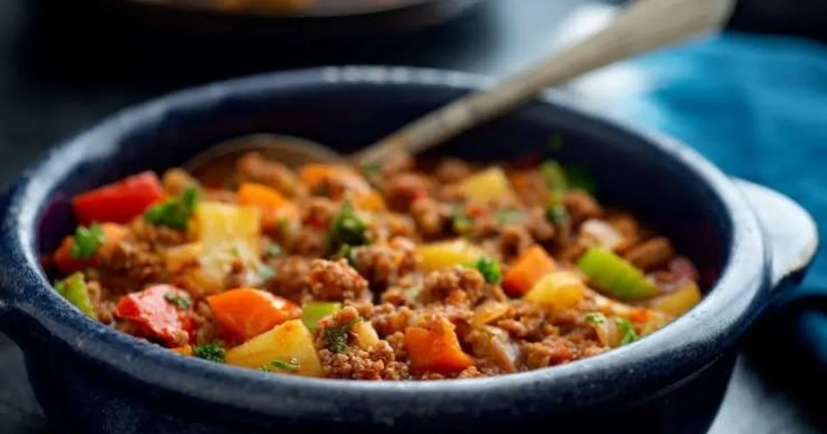 Si tienes papas enlatadas y medio kilo de carne molida, prepara una cena sureña estofada en 20 minutos