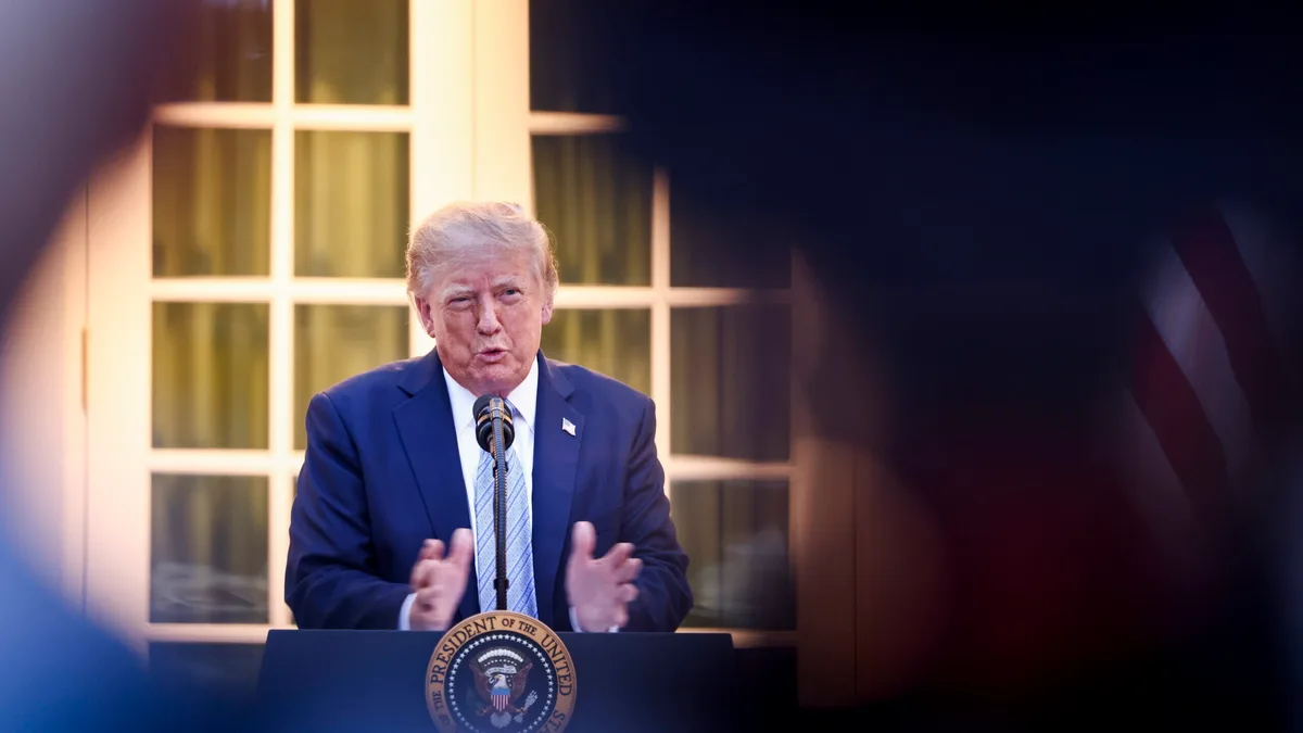 Trump critica Zelensky e diz que Ucrânia precisa de um novo presidente