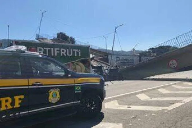 Passarela é atingida por carreta e desaba em SP; duas pessoas morrem