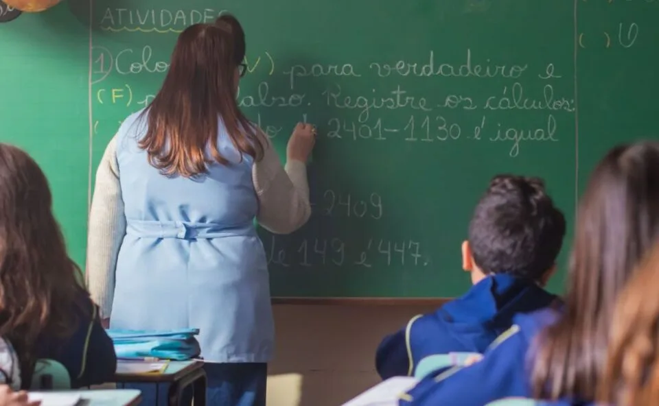 Paraná prorroga PSS para professores com salários de até R$ 6,9 mil; inscrições terminam nesta quinta-feira (27)