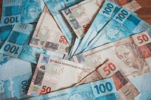 Governo confirma que salário mínimo será de R$ 1.741 em 2027