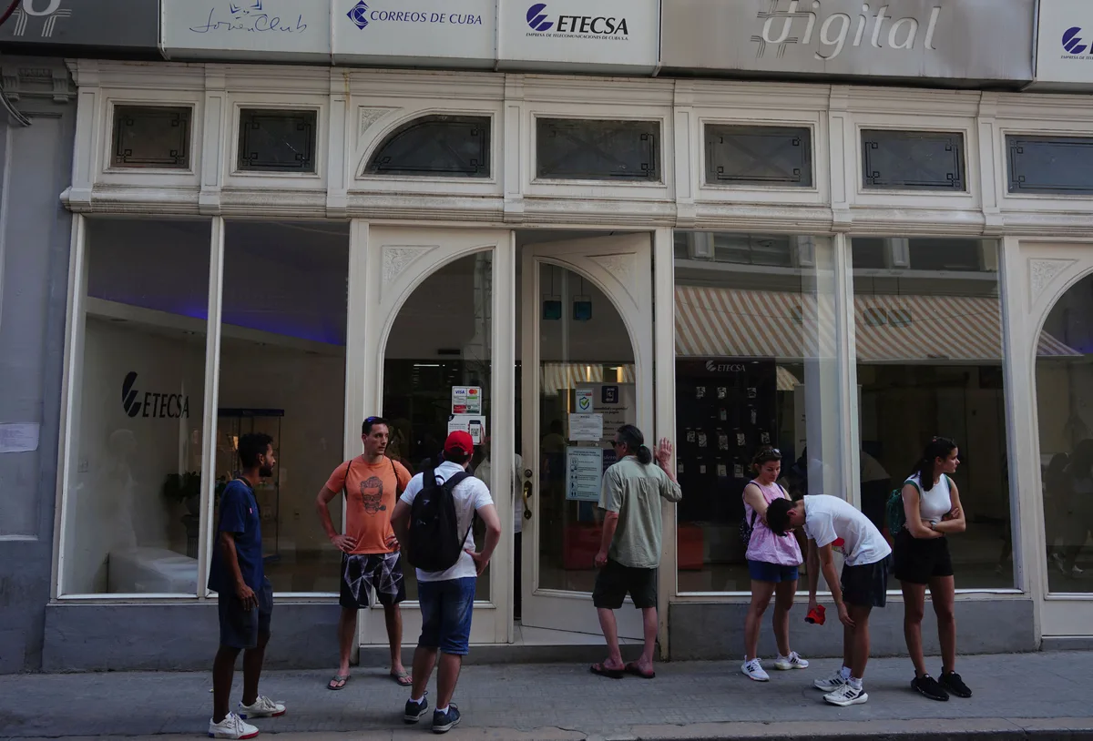 Usuarios cubanos reportan fallas en telefonía, Internet y pagos digitales de Etecsa