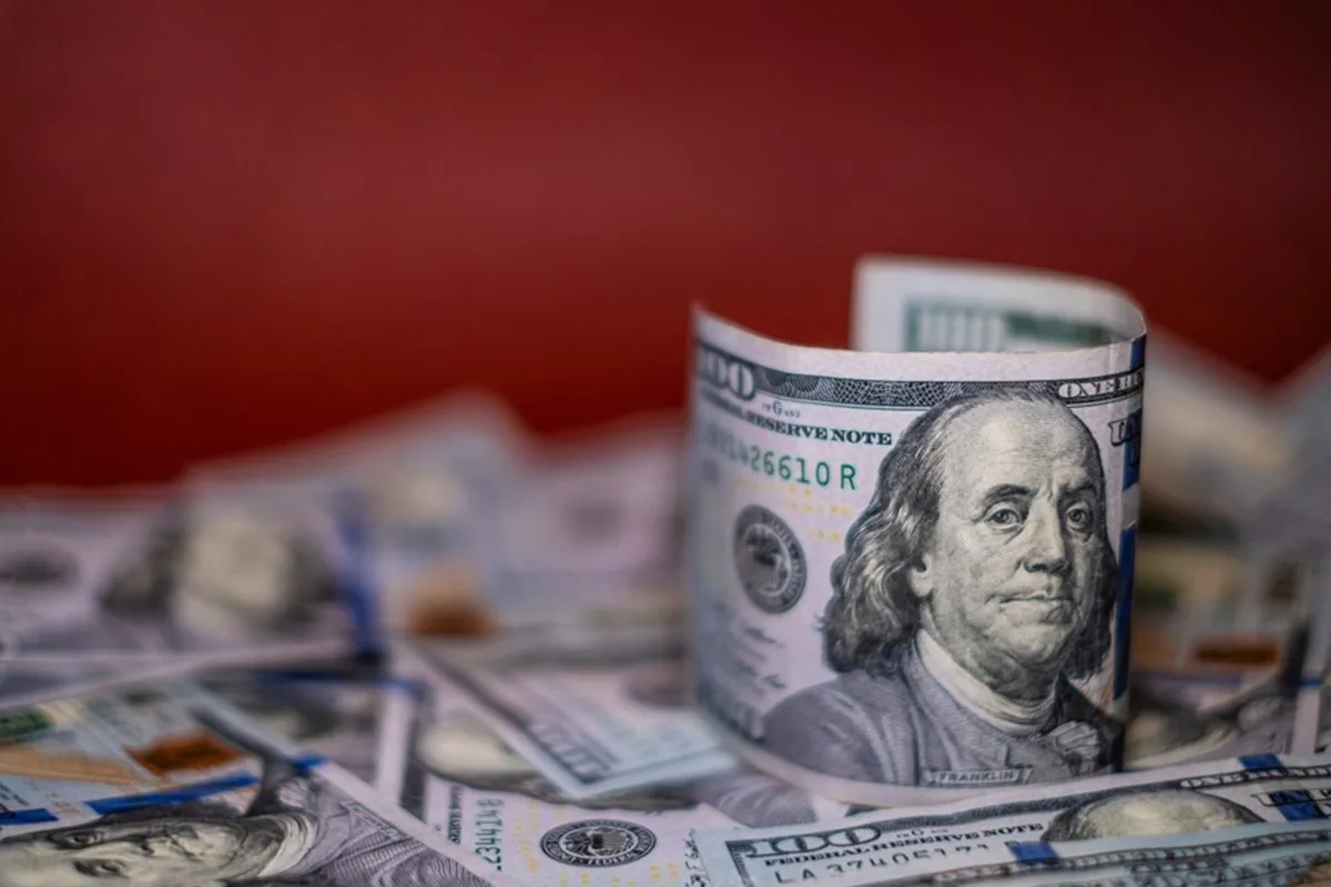 Dólar sobe e Bolsa cai no embalo de fuga de investidores estrangeiros