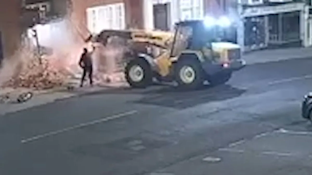 Mit dem Gabelstapler auf Beutezug - Gangster reißen Geldautomaten aus der Wand