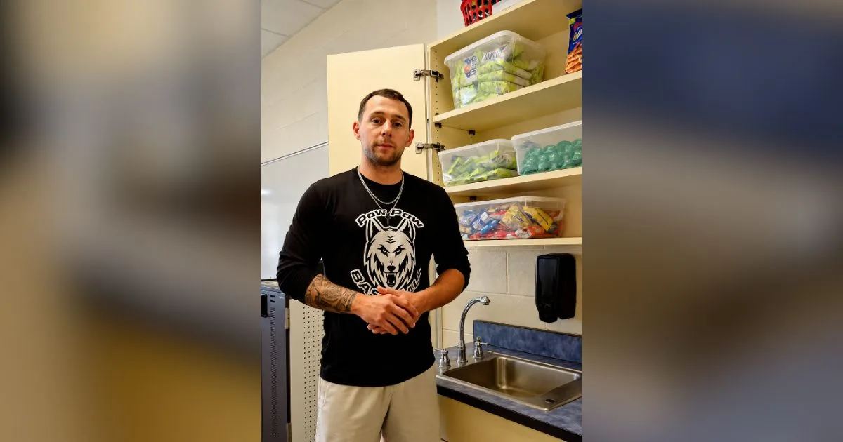 Professor descobre aluno guardando sobra de comida da escola na mochila e se emociona ao saber que era para alimentar os irmãos mais novos, decidindo criar estoque de lanches na sala