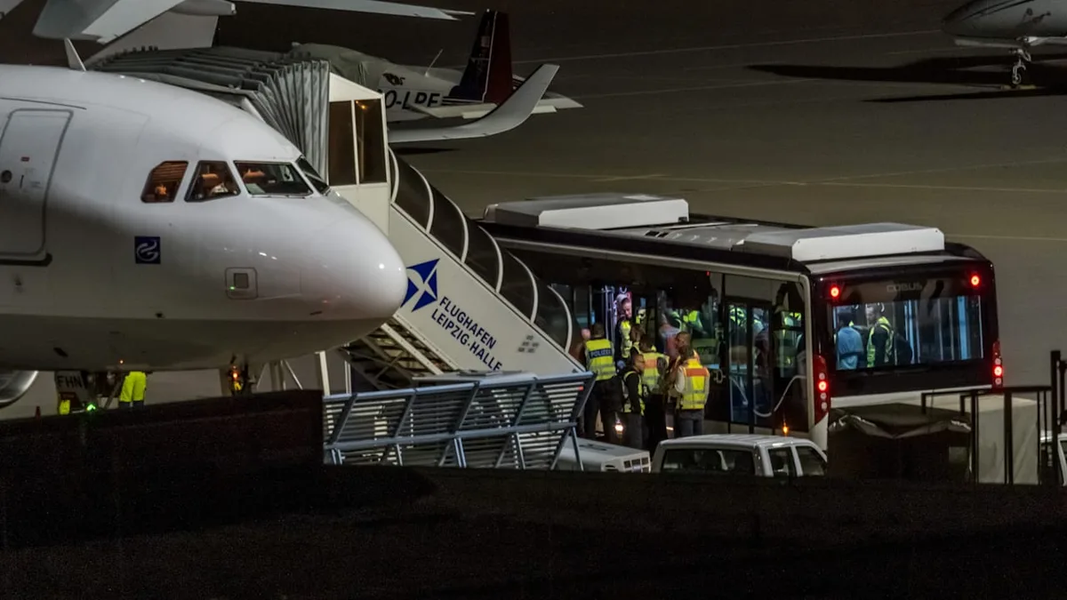 Vom Gefängnis in den Flieger - Deutschland schiebt 23 Straftäter nach Kabul ab