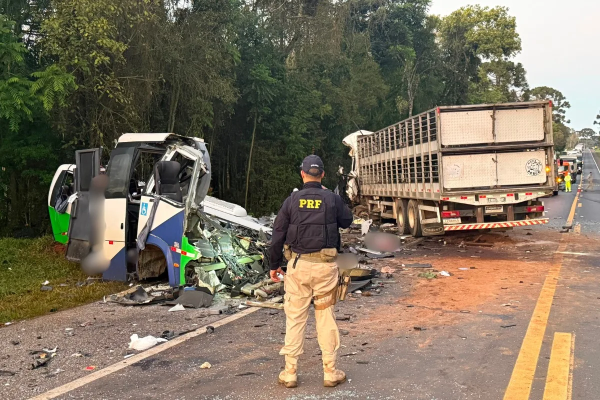 Acidente entre micro-ônibus e carreta deixa 22 mortos e cinco feridos no Paraná