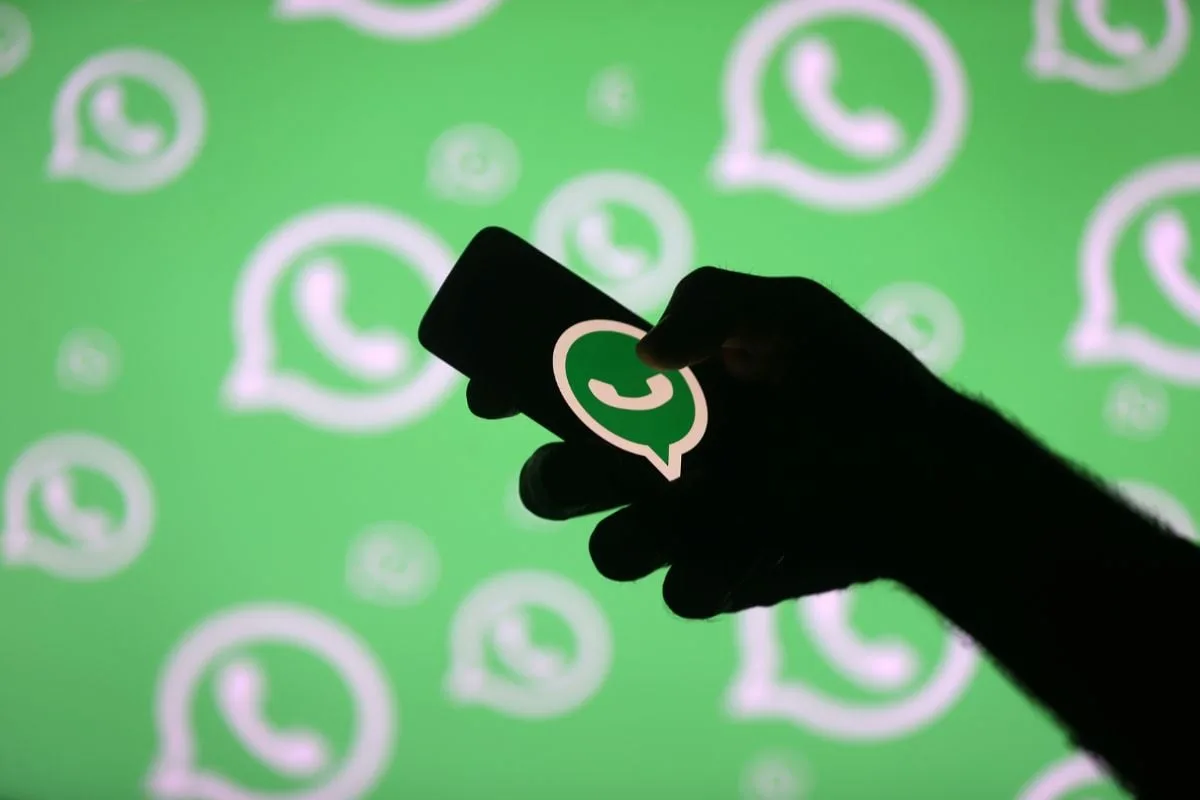 WhatsApp Could Soon Let You Expand Photos to 9:16 Format on Android Using Meta AI