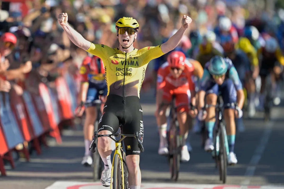 Matthew Brennan gana en Manosque y Pogacar pelea para evitar perder el rojo del liderato