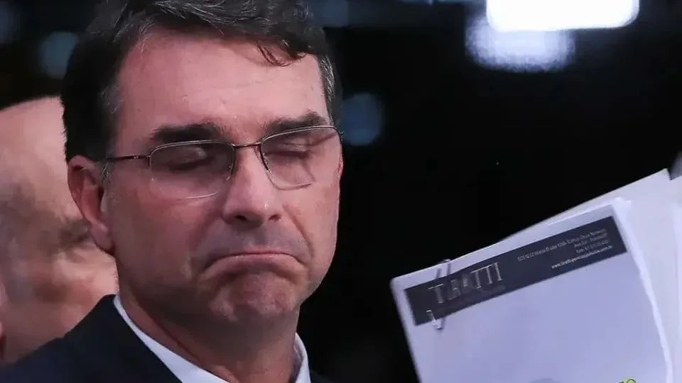 Economista desmente Flávio Bolsonaro e explica o que há por trás de lojas vazias