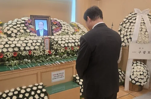 백인천 감독 빈소에 조문 행렬…日 닛폰햄 구단 조화 보내 애도