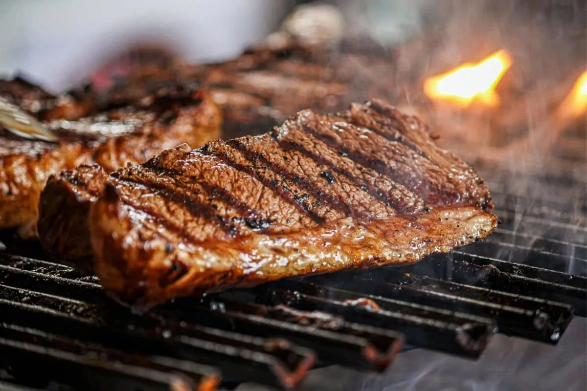 Churrasco perfeito: 5 técnicas de mestres churrasqueiros para obter calor intenso e quase zero fumaça