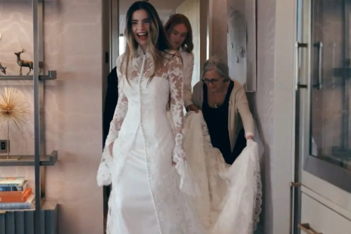 Giulia Be se casa com Conor Kennedy em vestido Harris Reed feito sob medida
