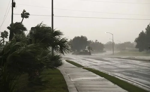 Huracán Isaías toca tierra en Florida; deja 512 mil clientes sin electricidad