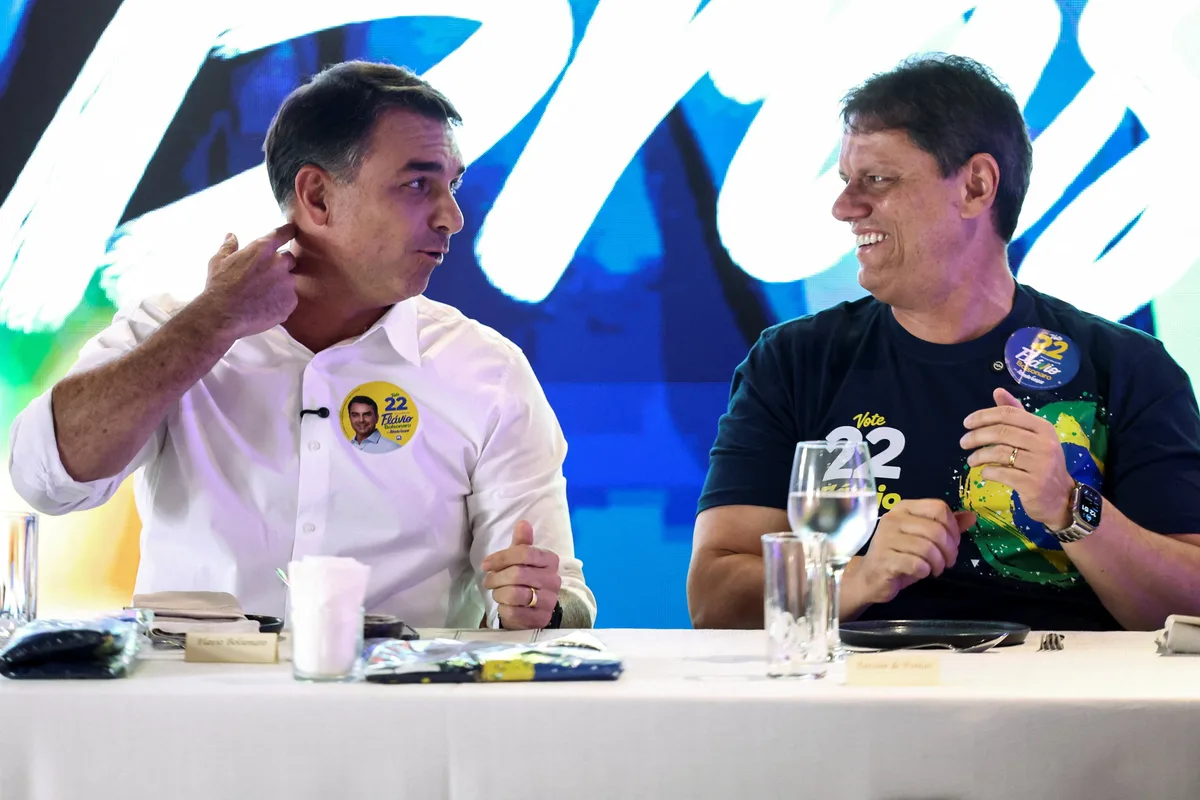Flávio Bolsonaro se reunió con el gobernador y el alcalde de San Pablo para afianzar apoyos de cara al balotaje en Brasil