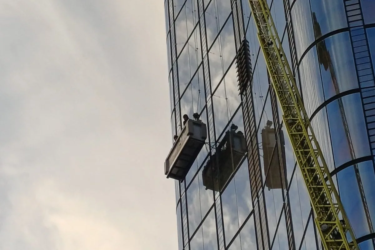Window cleaners become trapped on 15th floor of London skyscraper