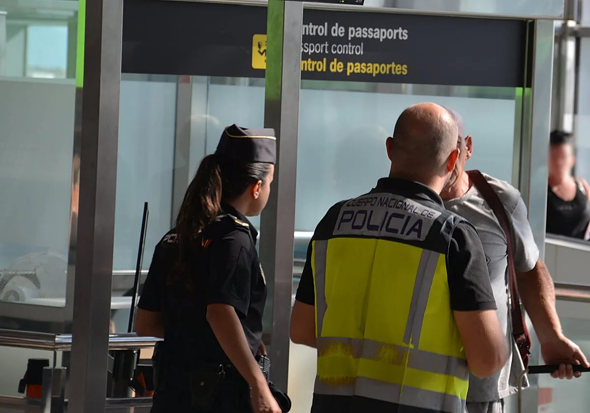 La Policía Nacional descubre a un pasajero con 91 bellotas de heroína en su organismo en Manises