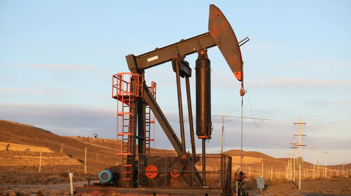 El petróleo supera los US$100 en medio de la renovada preocupación por una posible escasez