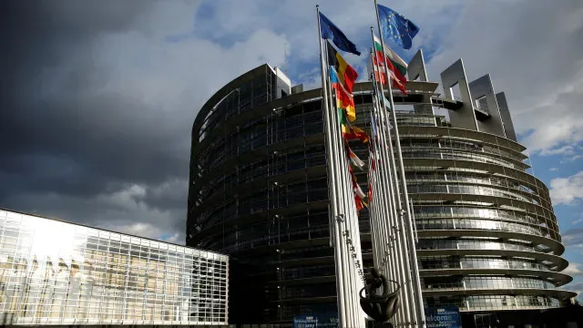 UE debate criação de centro para combater interferências da Rússia
