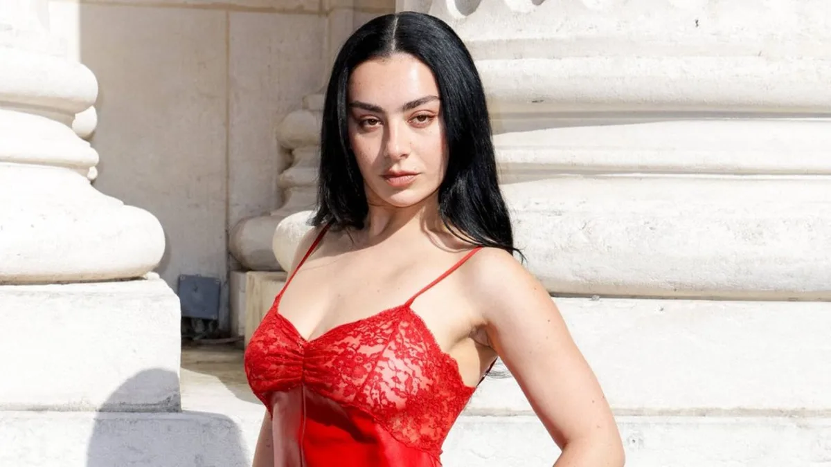 Oben ohne: Charli xcx lässt im „Playboy“ die Hüllen fallen