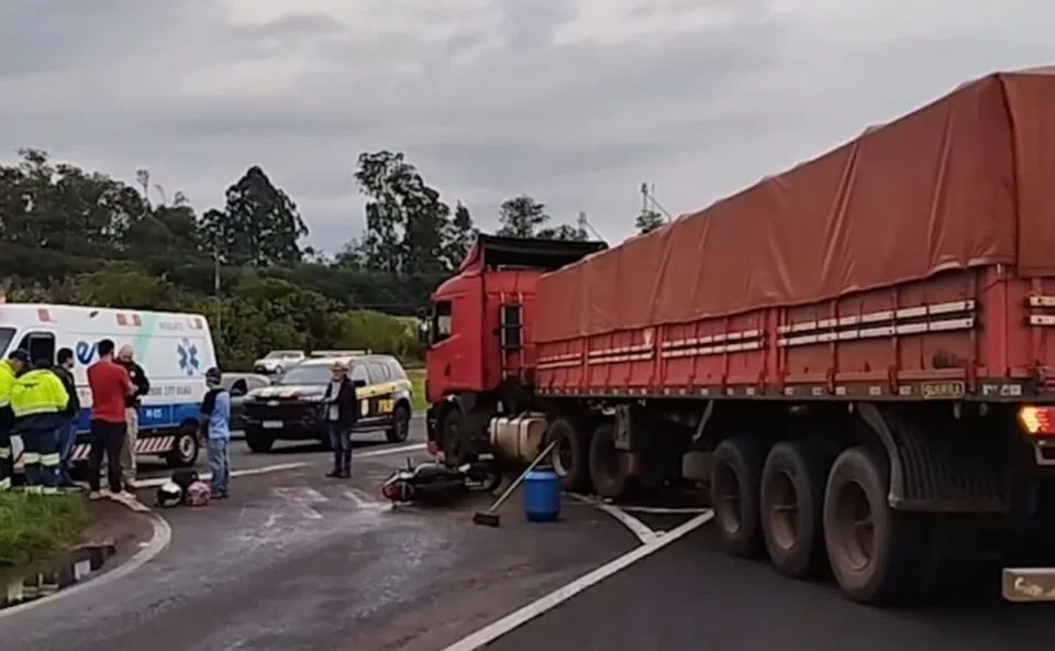 Moto colide contra caminhão de trigo e deixa casal ferido na BR-277 em Cascavel