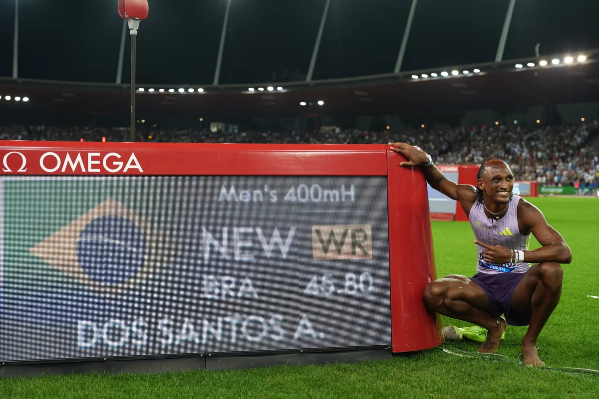 Alison dos Santos bate recorde mundial nos 400m com barreira