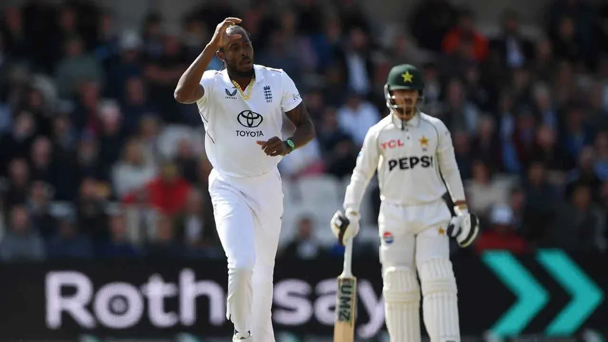 ENG vs PAK LIVE: Smith, Archer attack as England stretch lead past 200