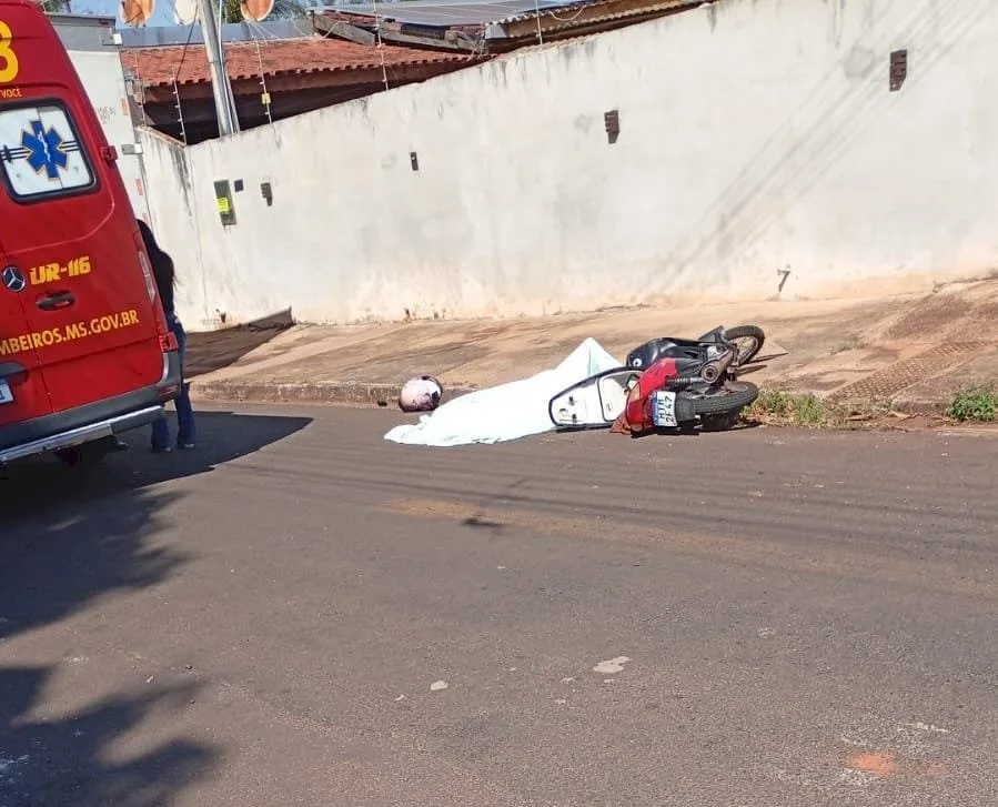 Cozinheira de asilo morre em acidente entre caminhão e moto